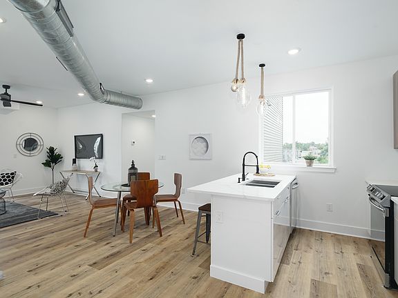 3rd image of 2621 W Oxford St Unit 201