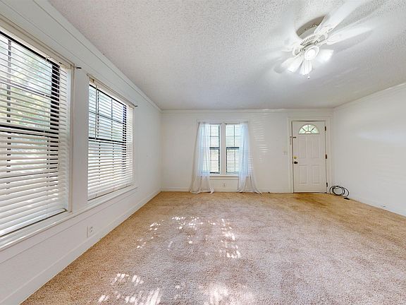 4th image of 107 W Hoskins St