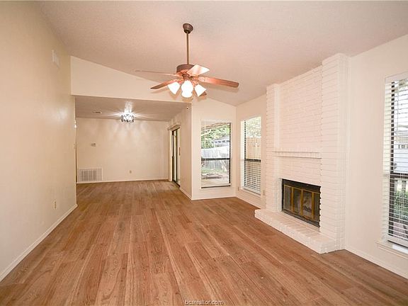 3rd image of 1109 Buttercup Cir