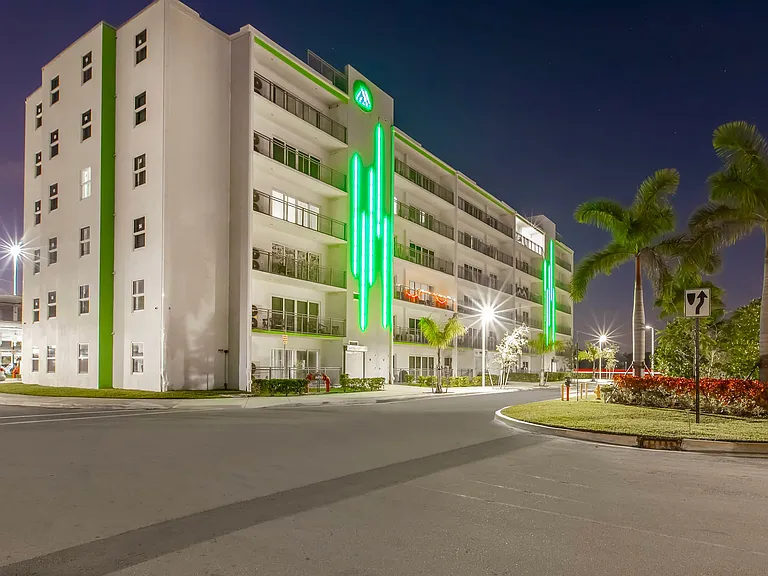 Modern Towers Apartments — Photo 10