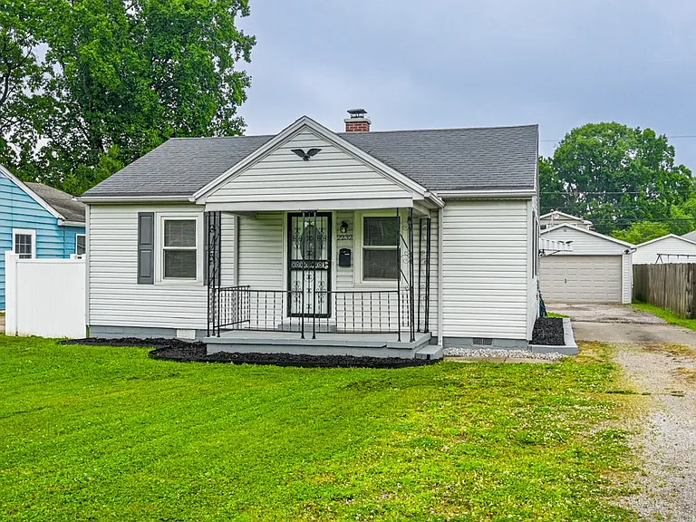 2232 E Riverside Dr — Photo 2