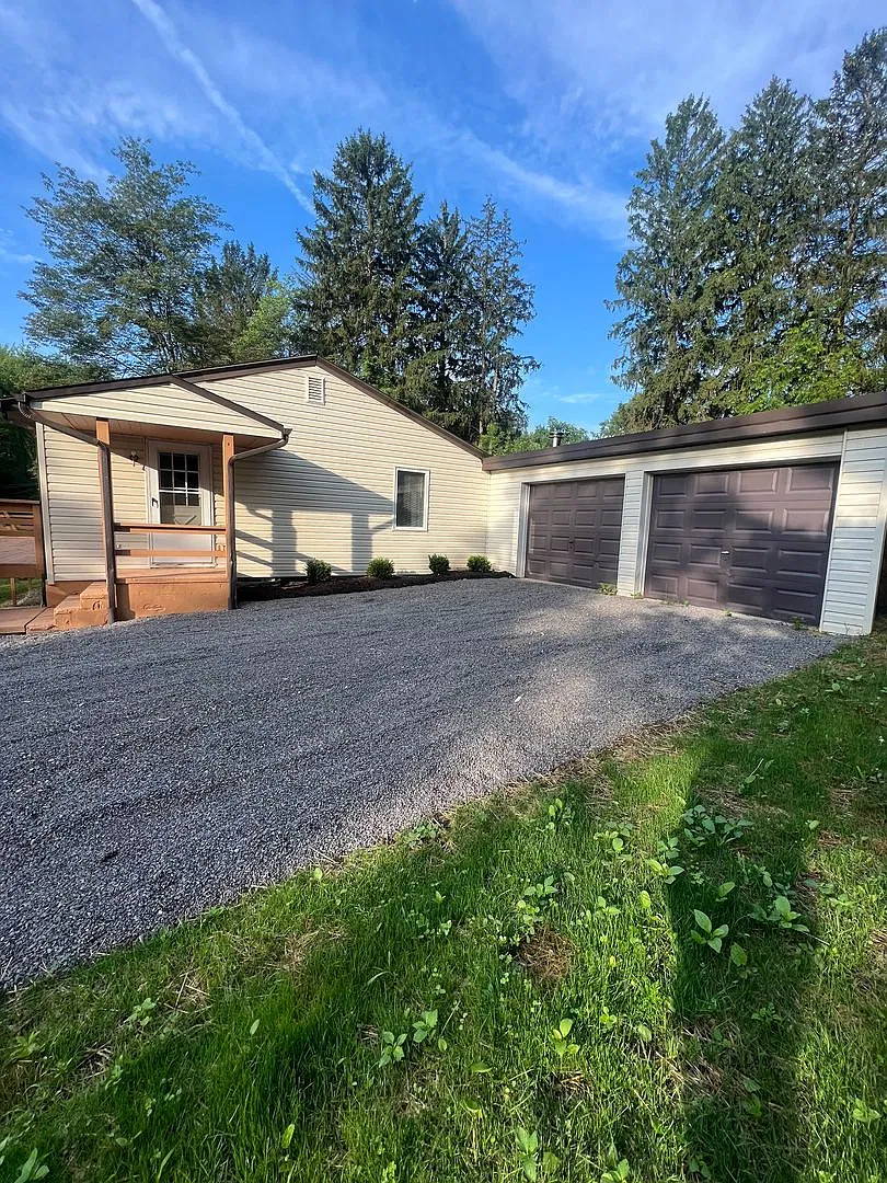 Private retreat in Cranberry offering 3 bedrooms, 2-bathrooms — Photo 3