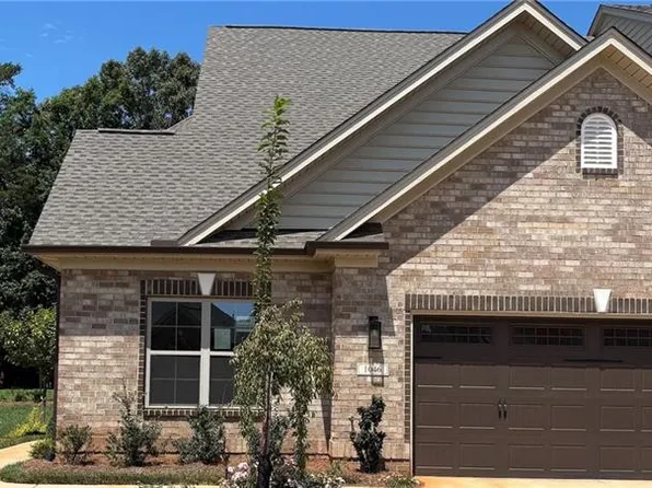 1046 Beechcraft Dr, Mebane, NC 27302
