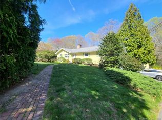 8 Stone Cliff Dr, Niantic, CT 06357