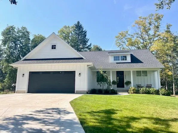 6045 Coventry Woods Dr NE, Belmont, MI 49306