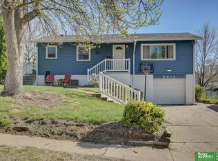 8812 Valley View Dr, La Vista, NE 68128