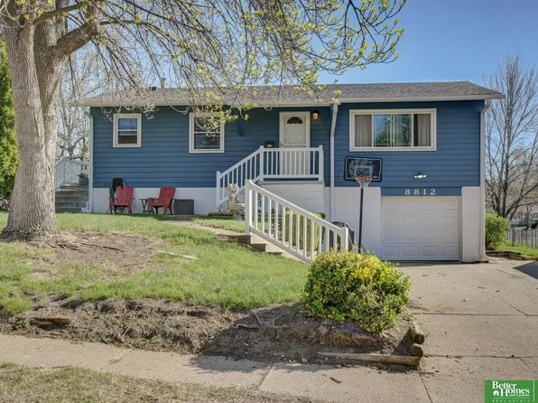 8812 Valley View Dr, La Vista, NE 68128