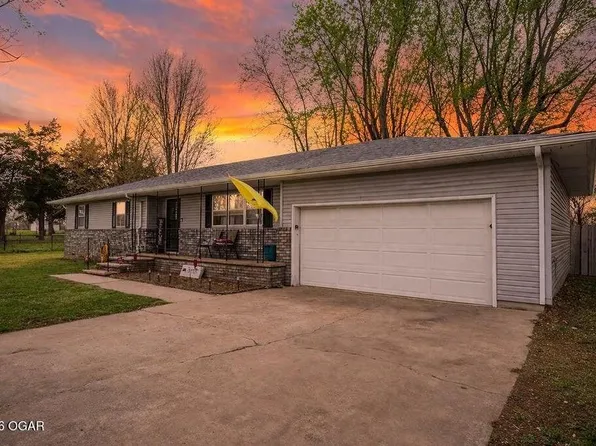 804 N 8th St, Chetopa, KS 67336