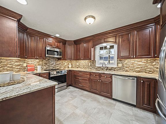 3rd image of 265 Constitution Dr
