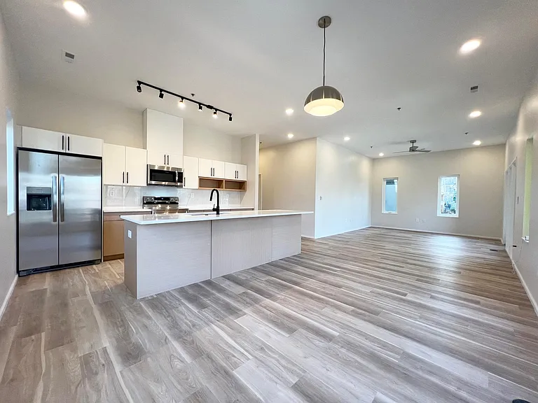 547 Winton Ter NE #2E — Photo 3