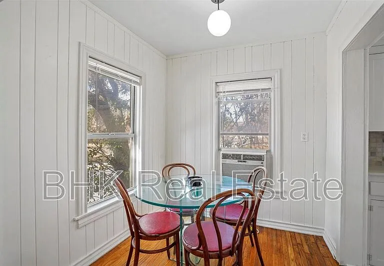 1915 Clover Ln — Photo 3