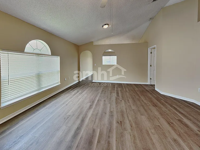 2056 Redwood Cir NE — Photo 5