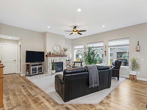 2nd image of 104 Muhs Cir