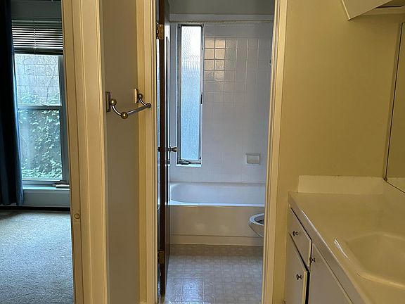 3rd image of 2079 Ascot Dr Unit 139