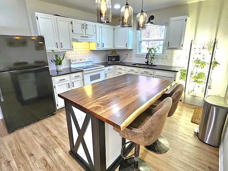 306 Avenue B — Photo 7