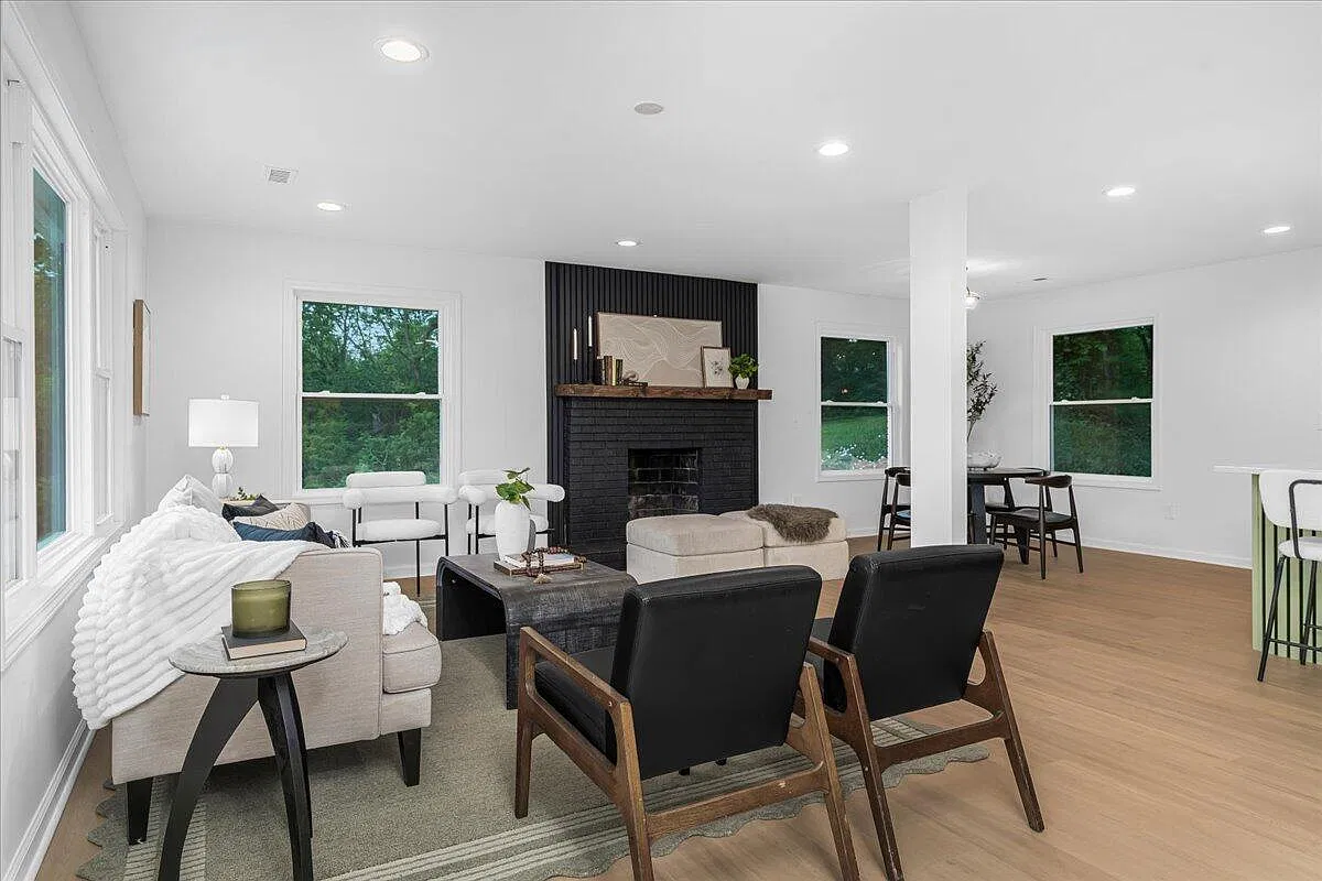 3 bed, 2.0 bath, 1456 sqft, $1,900 — Photo 3