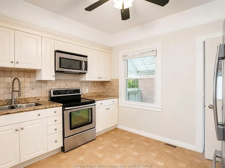 415 Grove Ave — Photo 2