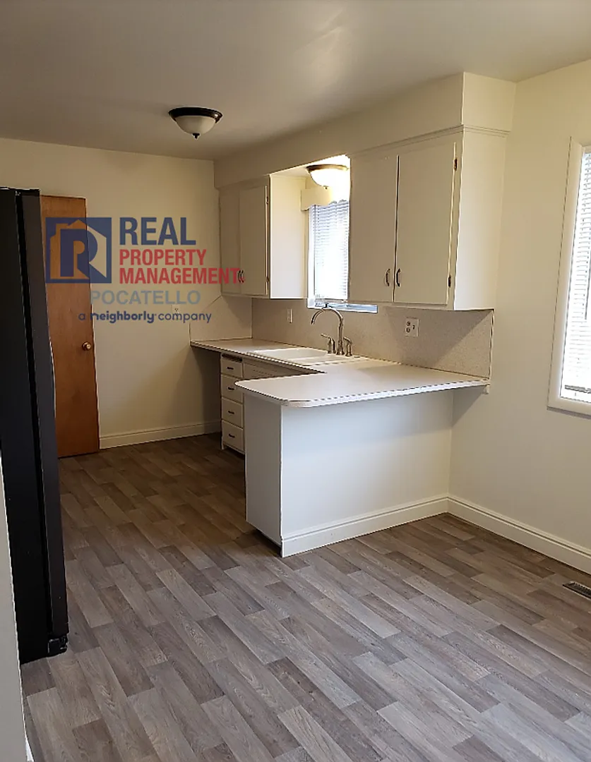 3 Bedroom 1 Bath Home - 1 Car Garage - Pet Negotiable — Photo 2