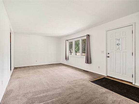 5th image of 30 Fairlawn Dr