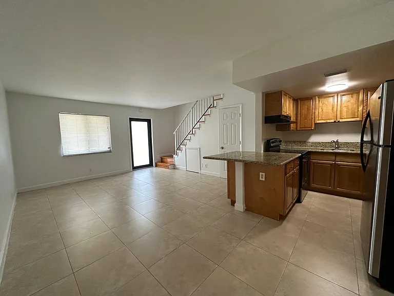 2705 NE 9th Ave — Photo 8