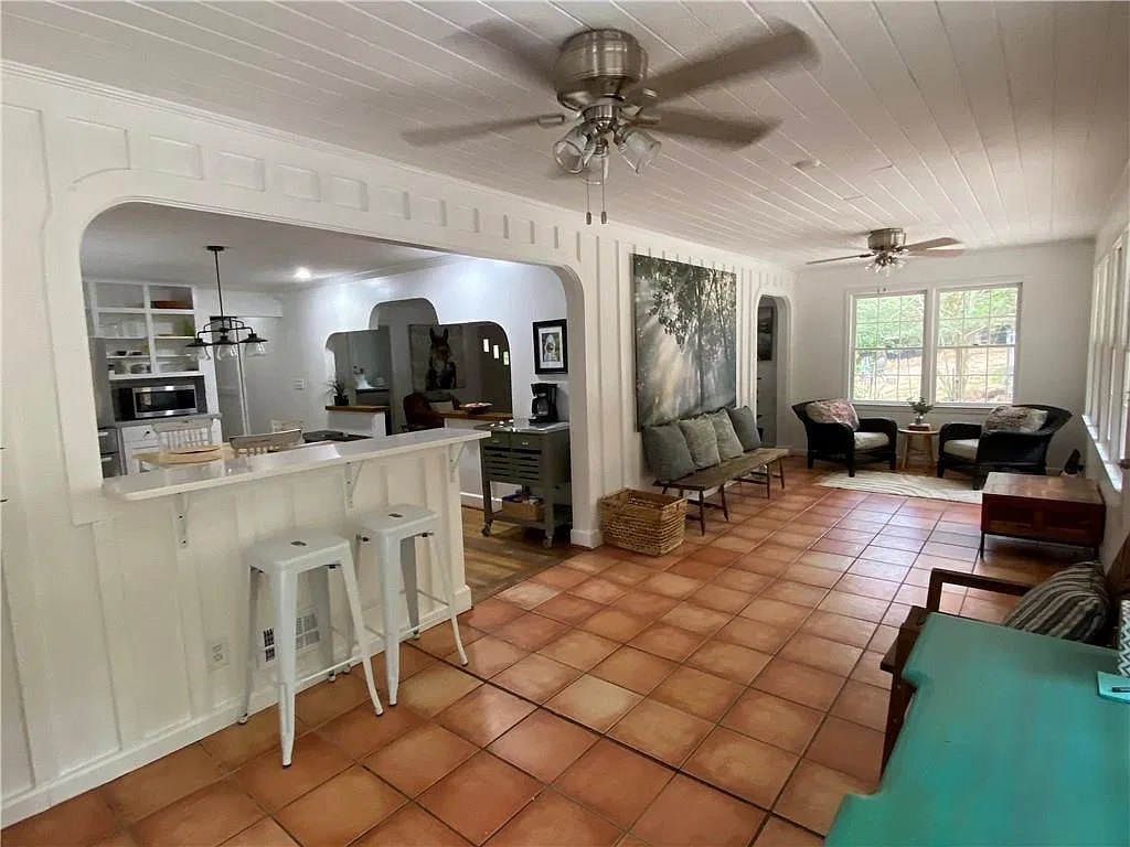3 bed, 3.0 bath, 2312 sqft, $5,000 — Photo 4