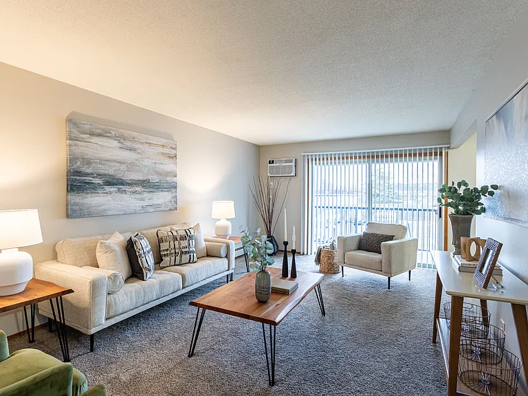 Royal Oaks Apartments — Photo 10