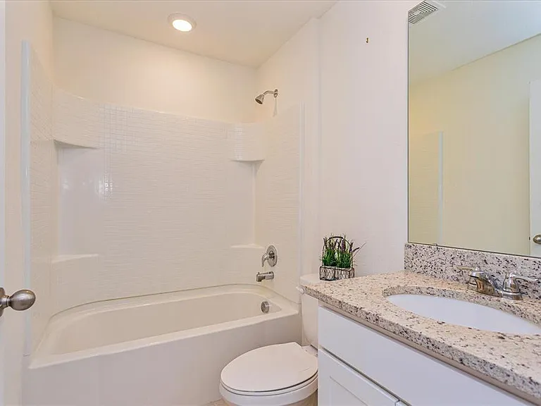 352 Towns Cir — Photo 17