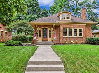 6131 Washington Cir, Wauwatosa, WI 53213