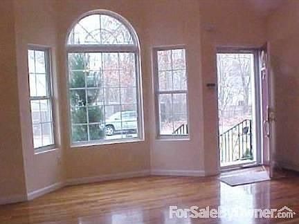 Entry Way
						:
						Large Bay Cut out with window.