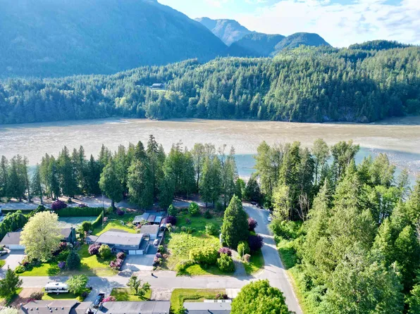 689 Hazel St, Hope, BC V0X 1L3