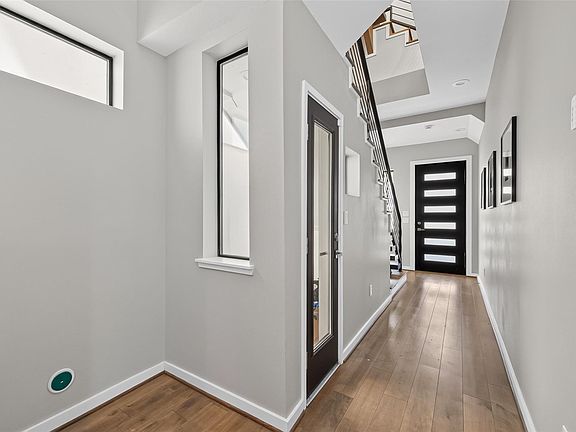 3rd image of 607 Memorial Heights Dr