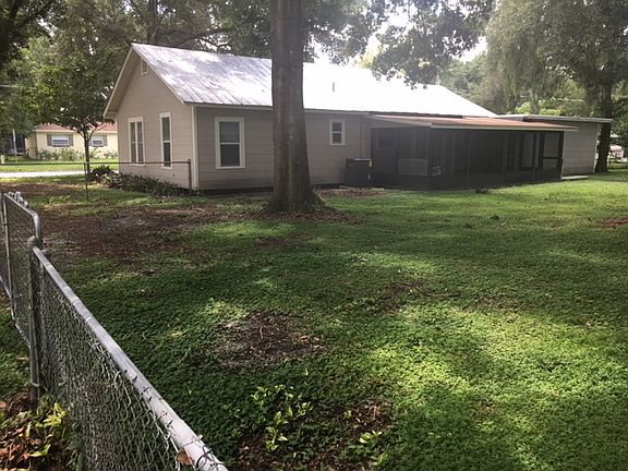 2nd image of 301 E Maple St