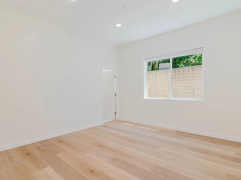 1079 E Elmwood Ave — Photo 24