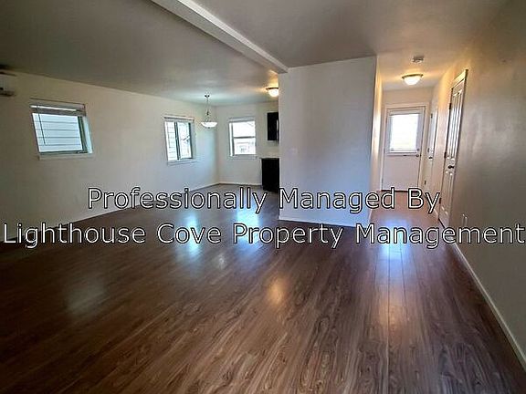 3rd image of 403 NE Ohenry Ct
