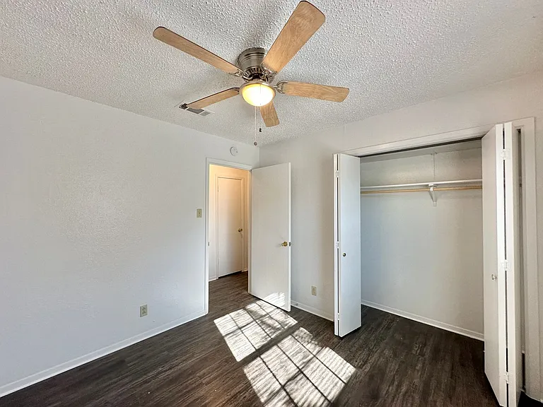 1501 Farhills Dr — Photo 30