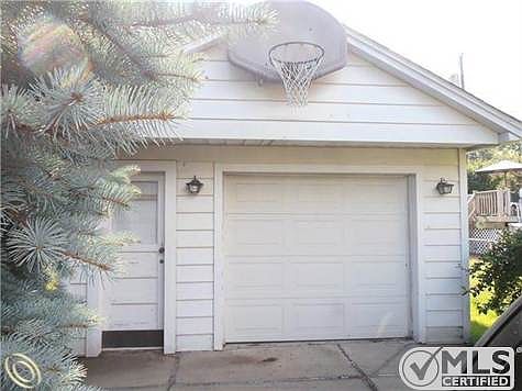 1.5-car garage w/auto opener