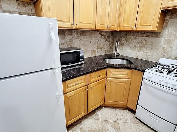 3rd image of 132 W 72nd St #1B