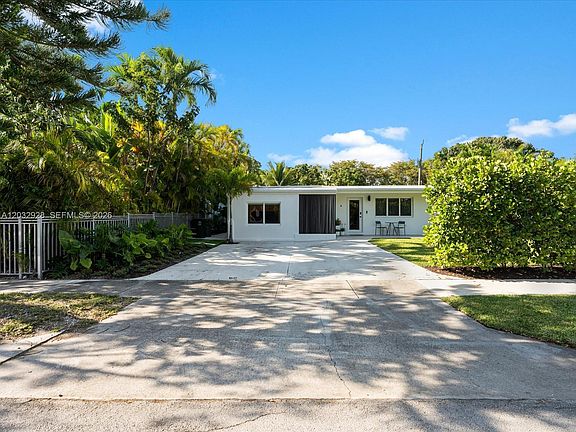 3rd image of 1945 Alamanda Dr