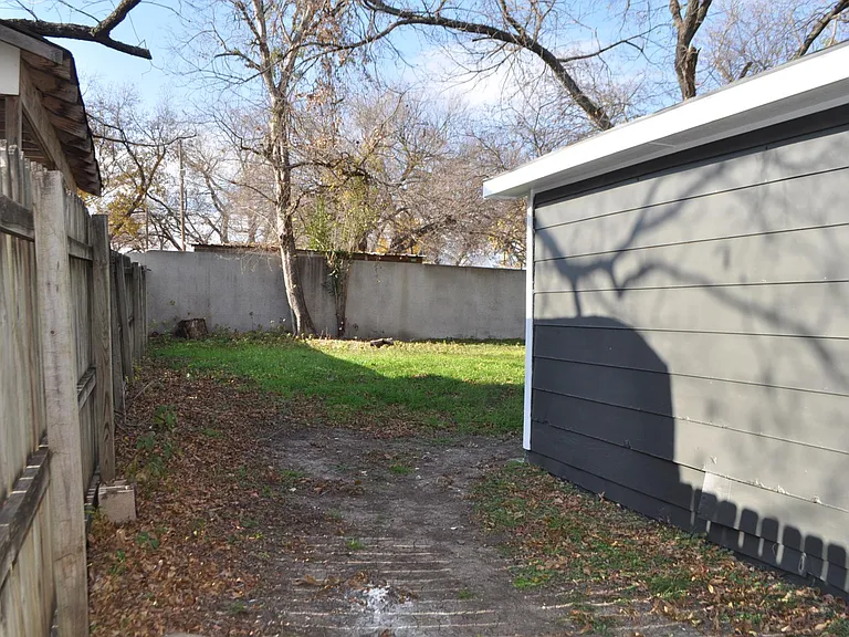 313 N Flat St — Photo 16