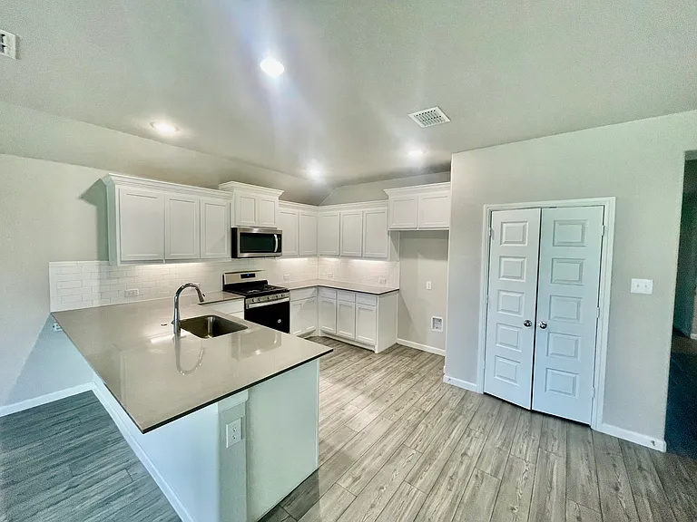 525 Ardsley Ln — Photo 3