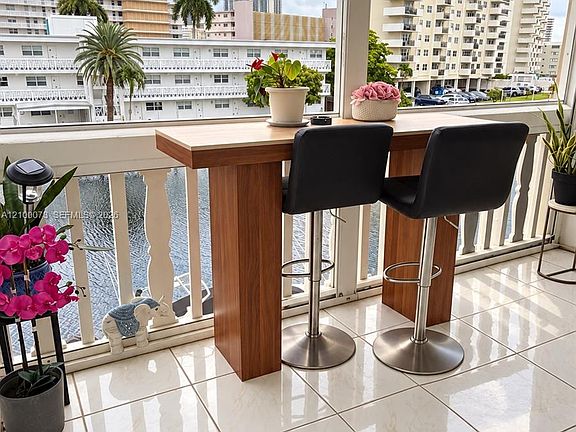 3rd image of 440 Paradise Isle Blvd APT 306