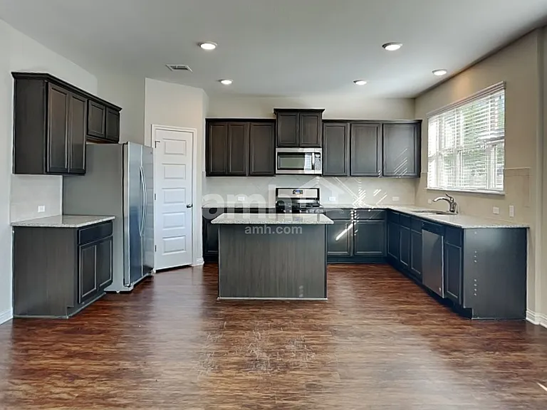 8013 Turnberry Ln — Photo 3