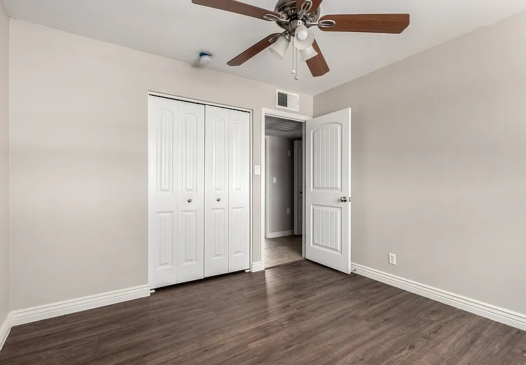 352 E Beatryce St — Photo 24