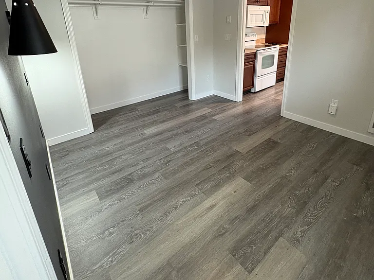 395 N Grove Ct — Photo 2