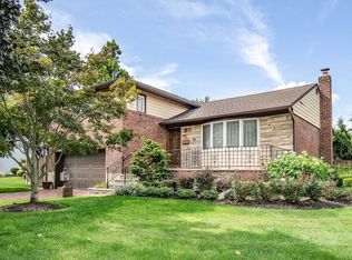 15 Stauber Dr, Plainview, NY