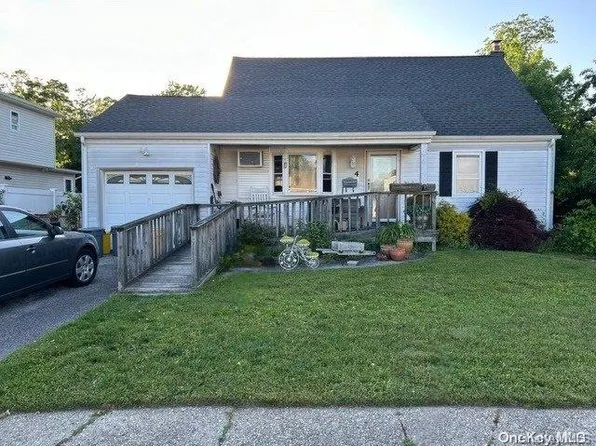 4 Ruth Lane, Farmingdale, NY 11735