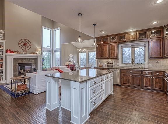 4th image of 137 NW Morton Dr
