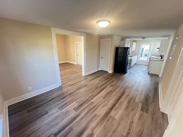 209 W College St — Photo 11