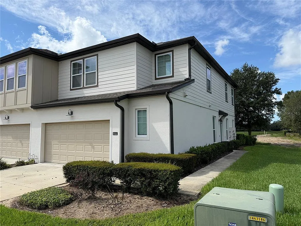 3 bed, 2.5 bath, 2100 sqft, $2,800 — Photo 1