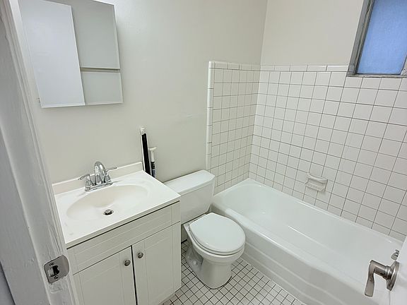 4th image of 925 Euclid Ave NE #6